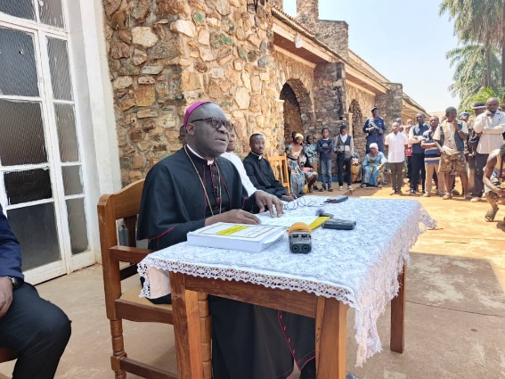 RDC : à Luisha, habitants et Église catholique s’opposent à la délocalisation d’un lycée menacé par l’exploitation minière Mgr-Fulgence-Muteba-sur-la-delocalisation-du-Lycee-Lubusha - Luisha