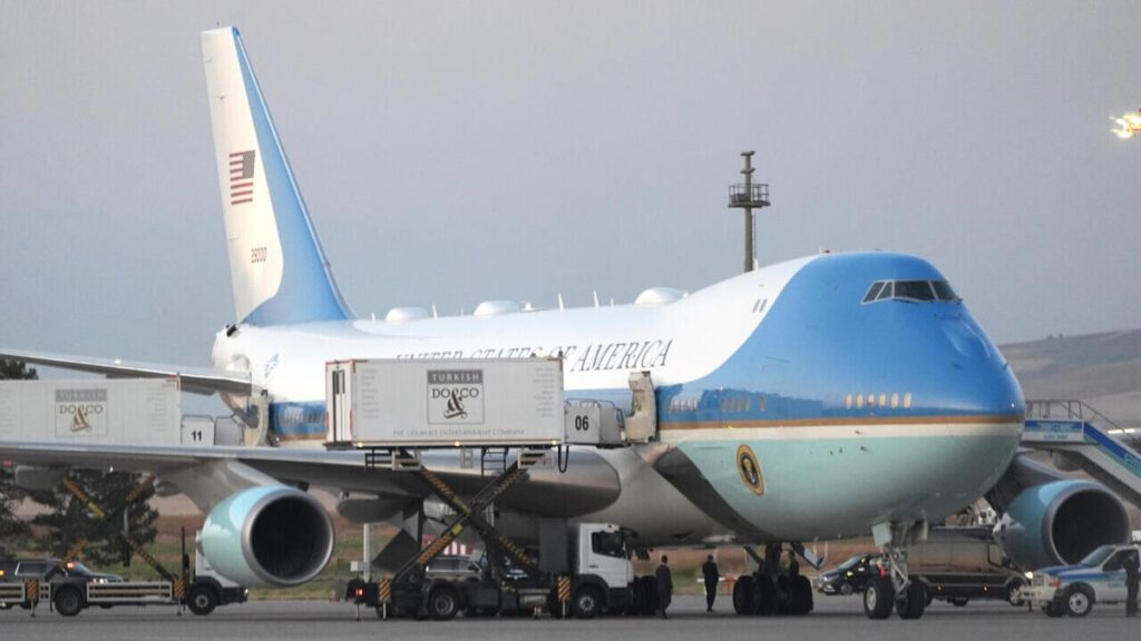 Après le sommet de l’OTAN, Donald Trump aurait quitté la Turquie à bord d’un avion militaire dans une opération secrète